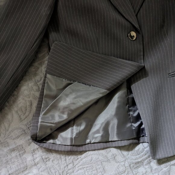 Tahari Women's Gray Striped Pantsuit - Women's Blazer Size 4, Pants Size 2 - Picture 4 of 12